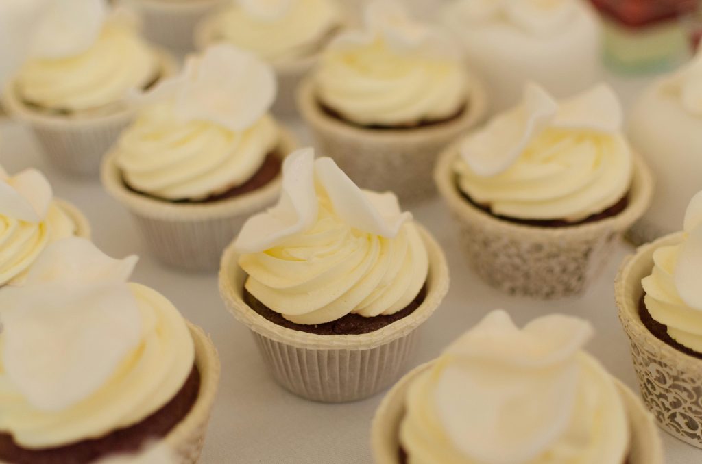 Delicious cupcakes with creamy vanilla frosting, perfect for weddings or celebrations.
